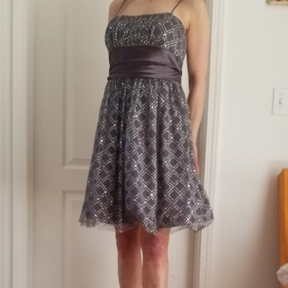 (13)GRAD/PROM DRESS - Picture 5 of 11